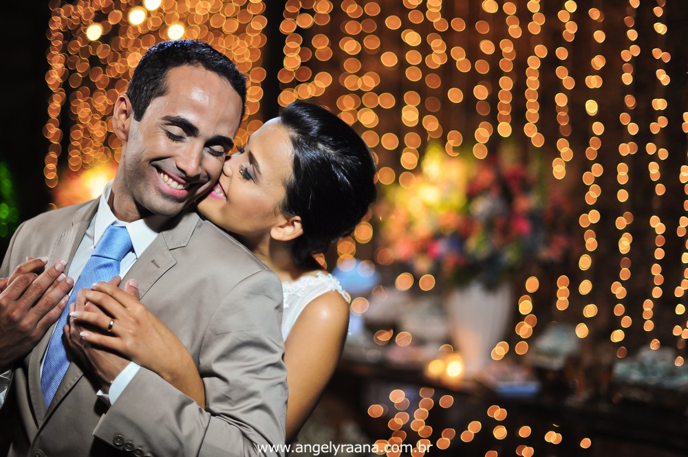 fotografias de noivos de casamento celebrado na Guarderya Beach Club de estilo folk que fica em Niterói RJ da Raquel e Vinícius que foi celebrado no fim de tarde fotojornalismo de casamento