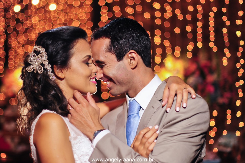 fotografias de noivos de casamento celebrado na Guarderya Beach Club de estilo folk que fica em Niterói RJ da Raquel e Vinícius que foi celebrado no fim de tarde fotojornalismo de casamento