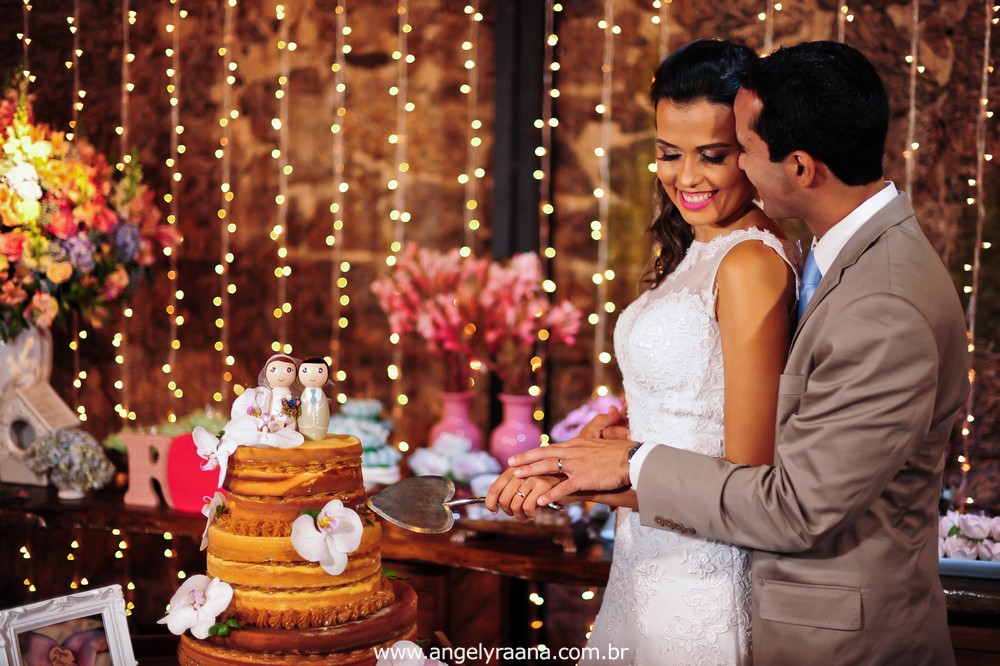 fotografias de noivos de casamento no bolo celebrado na Guarderya Beach Club de estilo folk que fica em Niterói RJ da Raquel e Vinícius que foi celebrado no fim de tarde fotojornalismo de casamento