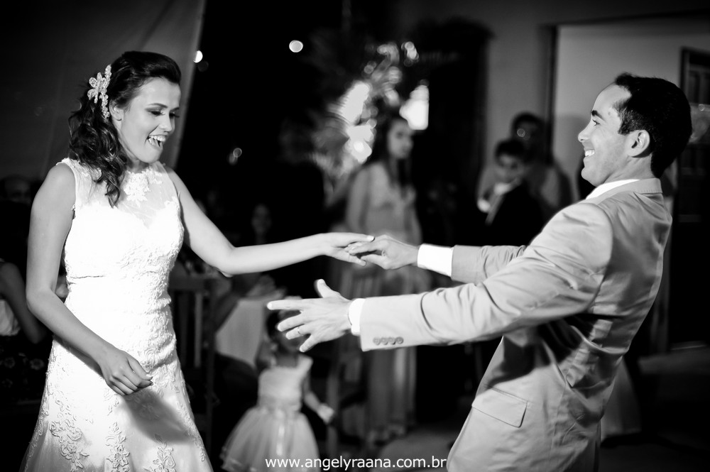 fotografias de noivos de casamento no bolo celebrado na Guarderya Beach Club de estilo folk que fica em Niterói RJ da Raquel e Vinícius que foi celebrado no fim de tarde fotojornalismo de casamento