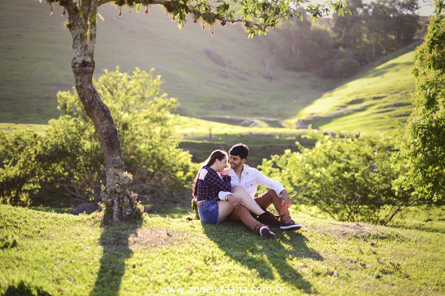 Fotografia de casal e ensaio de noivos e pre wedding no estilo folk rustico no fim da tarde em Maricá - Rj no estilo fotojornalismo com fotos naturais no campo