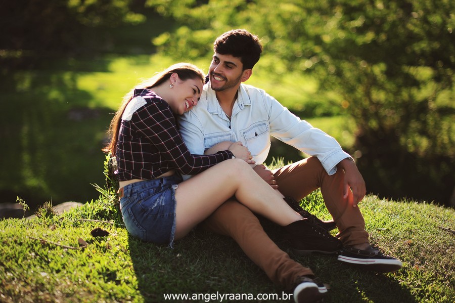 Fotografia de casal e ensaio de noivos e pre wedding no estilo folk rustico no fim da tarde em Maricá - Rj no estilo fotojornalismo com fotos naturais