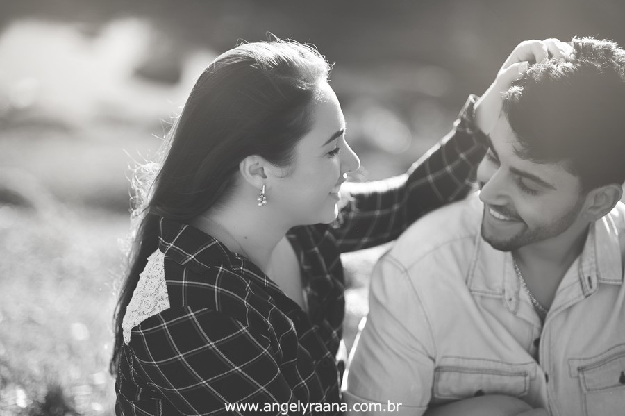 Fotografia de casal e ensaio de noivos e pre wedding no estilo folk rustico no fim da tarde em Maricá - Rj no estilo fotojornalismo com fotos naturais
