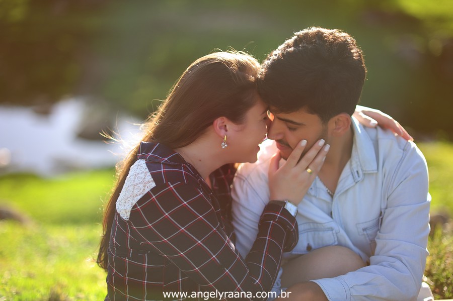 Fotografia de casal e ensaio de noivos e pre wedding no estilo folk rustico no fim da tarde em Maricá - Rj no estilo fotojornalismo
