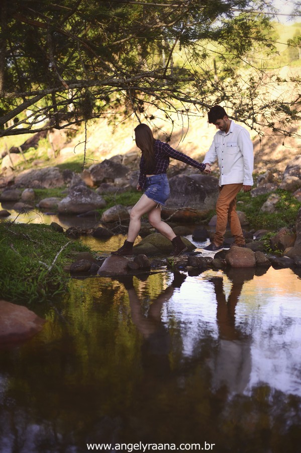 Fotografia de casal e ensaio de noivos e pre wedding no estilo folk rustico no fim da tarde em Maricá - Rj no estilo fotojornalismo com fotos naturais na cachoeira