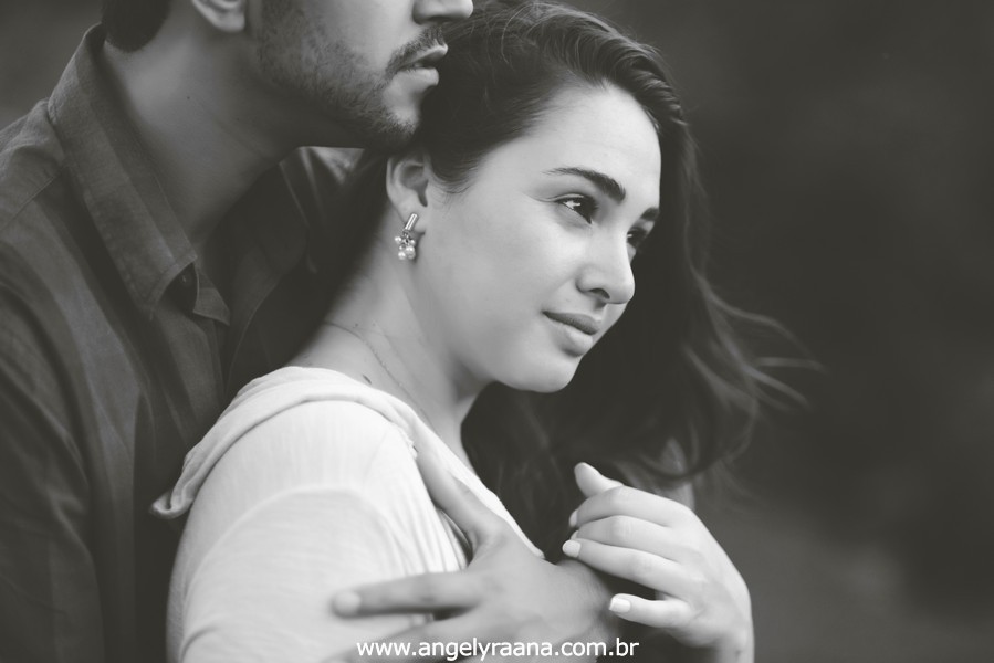 Fotografia de casal e ensaio de noivos e pre wedding no estilo folk rustico no fim da tarde em Maricá - Rj no estilo fotojornalismo com fotos naturais