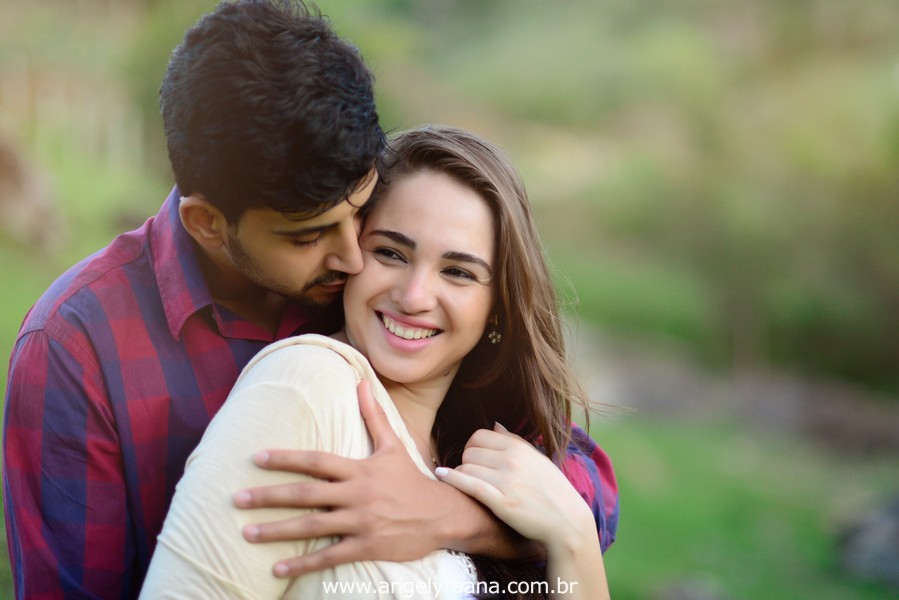 Fotografia de casal e ensaio de noivos e pre wedding no estilo folk rustico no fim da tarde em Maricá - Rj no estilo fotojornalismo com fotos naturais na cachoeira
