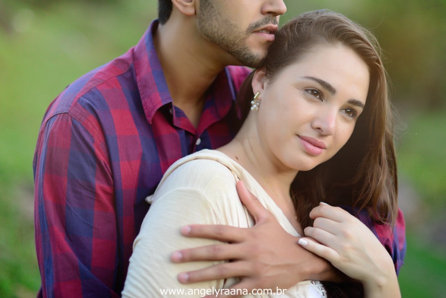 Fotografia de casal e ensaio de noivos e pre wedding no estilo folk rustico no fim da tarde em Maricá - Rj no estilo fotojornalismo com fotos naturais na cachoeira