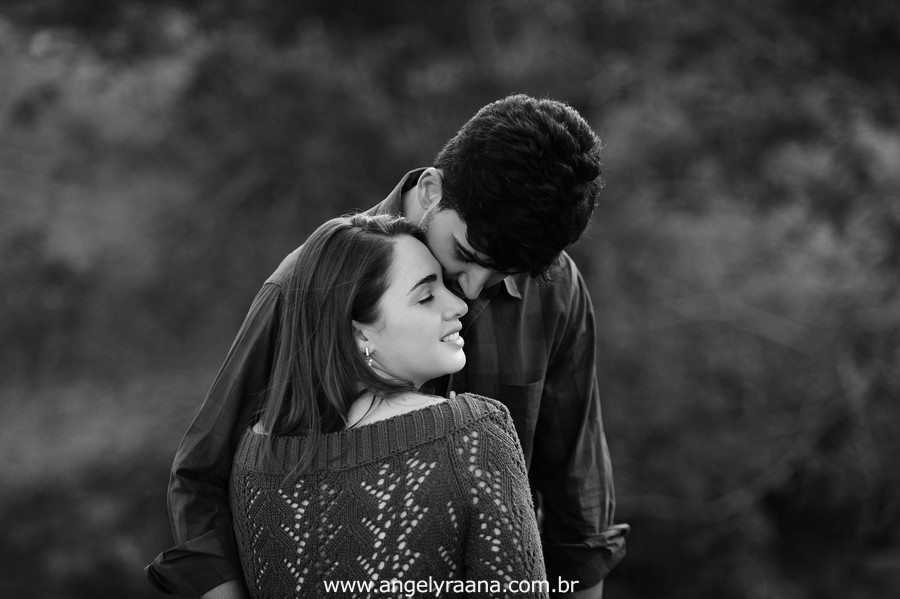Fotografia de casal e ensaio de noivos e pre wedding no estilo folk rustico no fim da tarde em Maricá - Rj no estilo fotojornalismo com fotos naturais na cachoeira