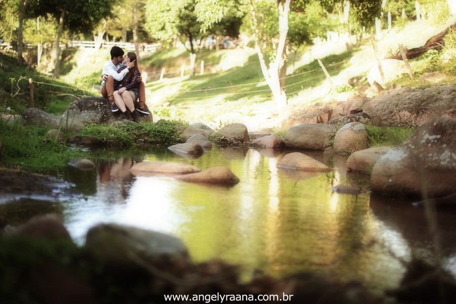Fotografia de casal e ensaio de noivos e pre wedding no estilo folk rustico no fim da tarde em Maricá - Rj no estilo fotojornalismo com fotos naturais na cachoeira