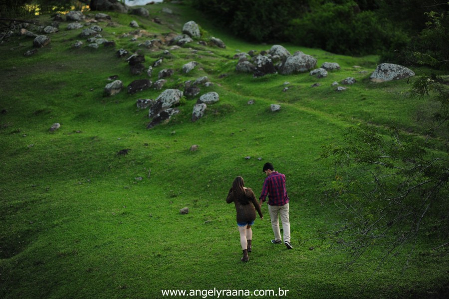 Fotografia de casal e ensaio de noivos e pre wedding no estilo folk rustico no fim da tarde em Maricá - Rj no estilo fotojornalismo com fotos naturais na montanha