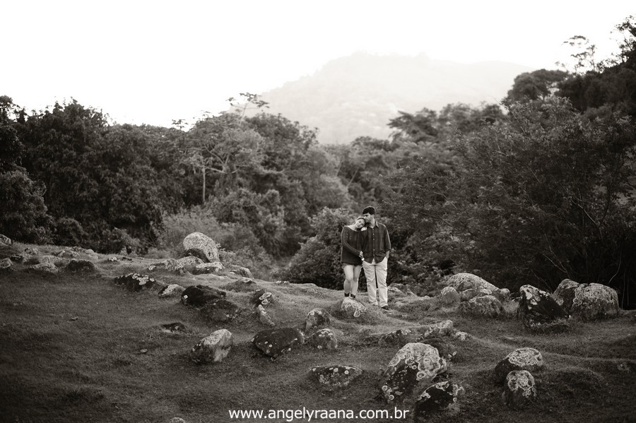 Fotografia de casal e ensaio de noivos e pre wedding no estilo folk rustico no fim da tarde em Maricá - Rj no estilo fotojornalismo com fotos naturais na montanha