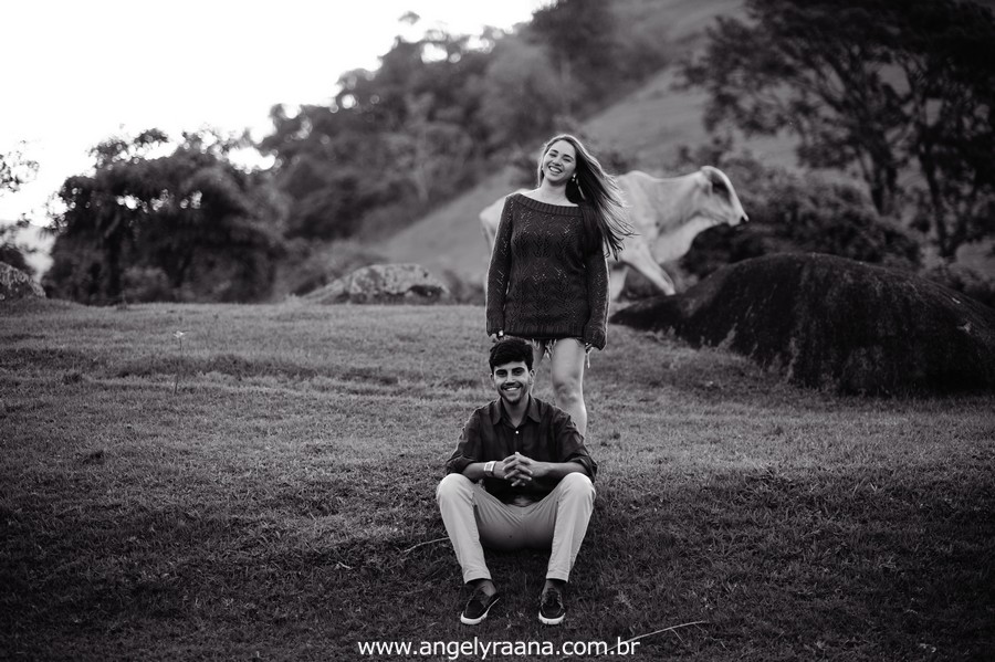 Fotografia de casal e ensaio de noivos e pre wedding no estilo folk rustico no fim da tarde em Maricá - Rj no estilo fotojornalismo com fotos naturais na montanha