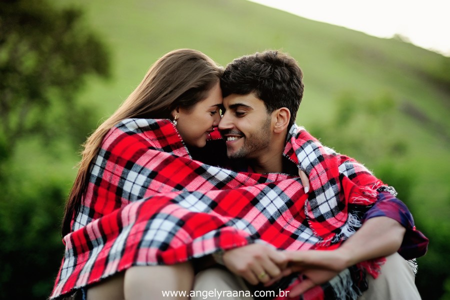 Fotografia de casal e ensaio de noivos e pre wedding no estilo folk rustico no fim da tarde em Maricá - Rj no estilo fotojornalismo com fotos naturais na montanha