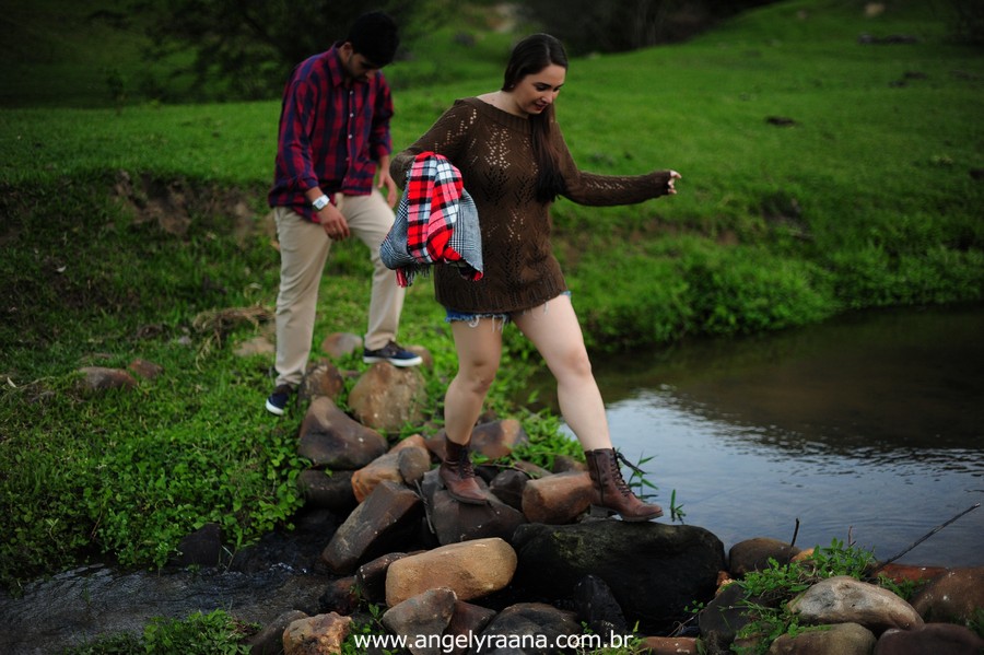 Fotografia de casal e ensaio de noivos e pre wedding no estilo folk rustico no fim da tarde em Maricá - Rj no estilo fotojornalismo com fotos naturais na montanha