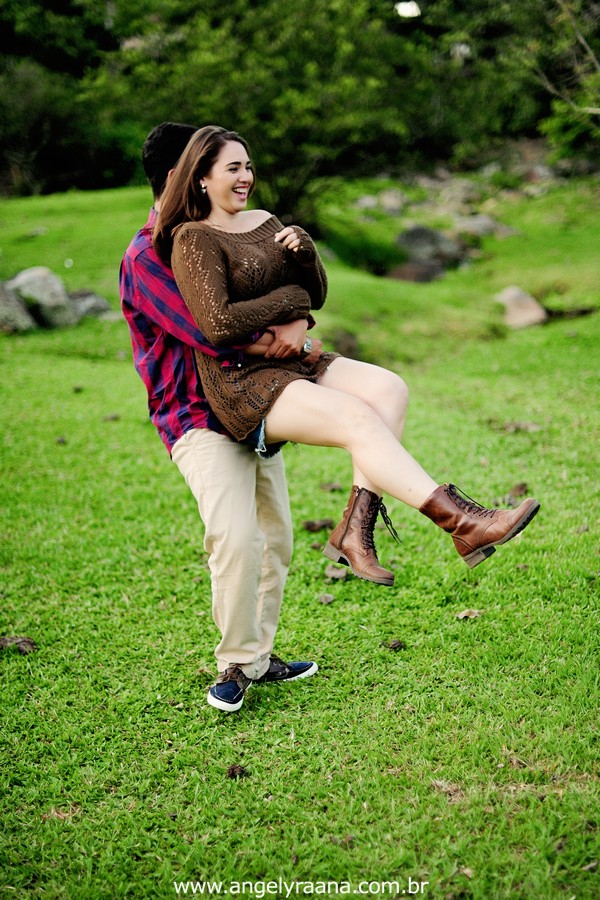 Fotografia de casal e ensaio de noivos e pre wedding no estilo folk rustico no fim da tarde em Maricá - Rj no estilo fotojornalismo com fotos naturais na montanha