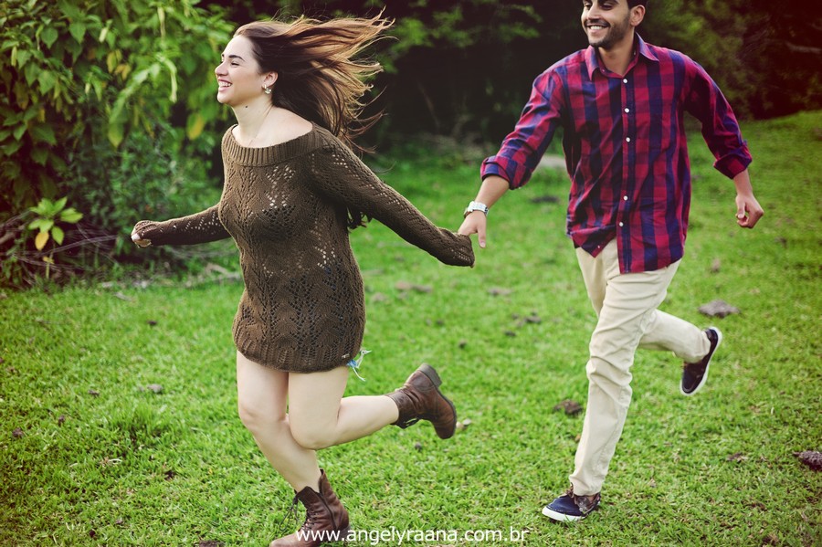 Fotografia de casal e ensaio de noivos e pre wedding no estilo folk rustico no fim da tarde em Maricá - Rj no estilo fotojornalismo com fotos naturais na montanha