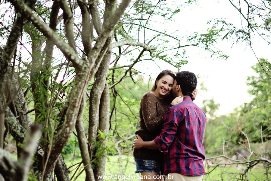 Fotografia de casal e ensaio de noivos e pre wedding no estilo folk rustico no fim da tarde em Maricá - Rj no estilo fotojornalismo com fotos naturais na montanha