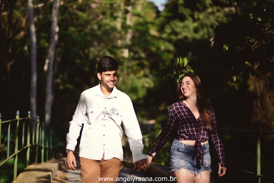 Fotografia de casal e ensaio de noivos e pre wedding no estilo folk rustico no fim da tarde em Maricá - Rj no estilo fotojornalismo