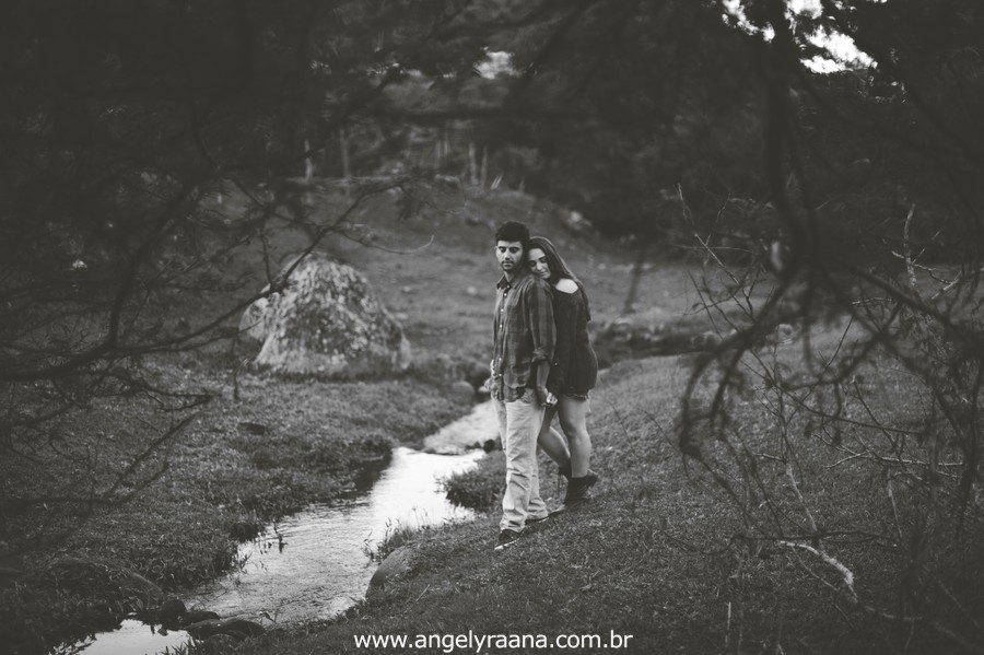 Fotografia de casal e ensaio de noivos e pre wedding no estilo folk rustico no fim da tarde em Maricá - Rj no estilo fotojornalismo com fotos naturais no lago