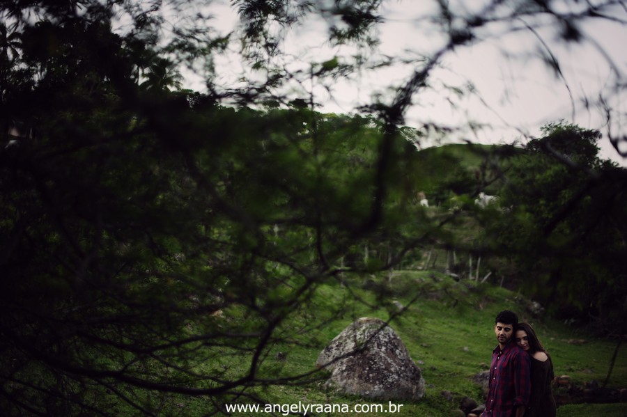 Fotografia de casal e ensaio de noivos e pre wedding no estilo folk rustico no fim da tarde em Maricá - Rj no estilo fotojornalismo com fotos naturais