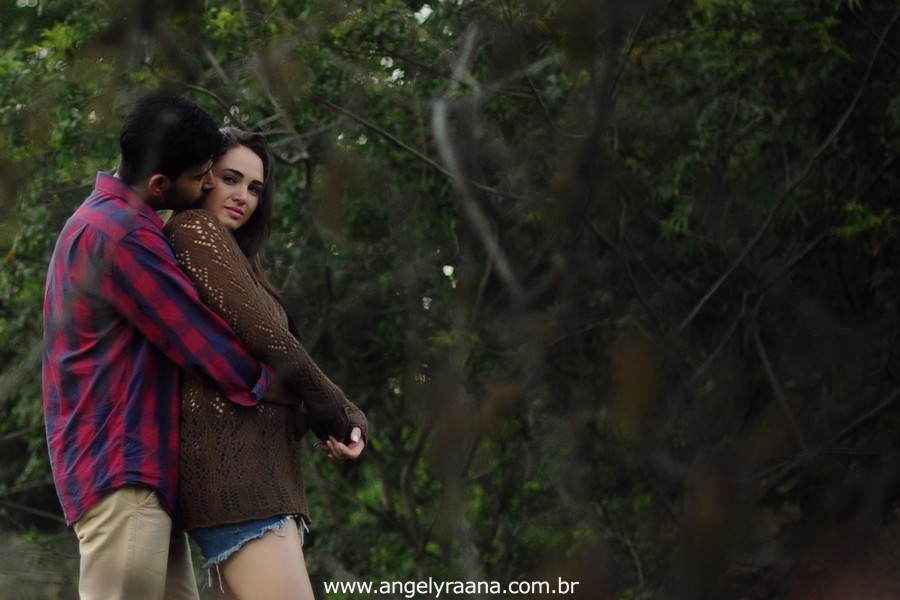 Fotografia de casal e ensaio de noivos e pre wedding no estilo folk rustico no fim da tarde em Maricá - Rj no estilo fotojornalismo com fotos naturais no lago