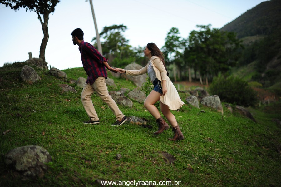 Fotografia de casal e ensaio de noivos e pre wedding no estilo folk rustico no fim da tarde em Maricá - Rj no estilo fotojornalismo com fotos naturais no lago