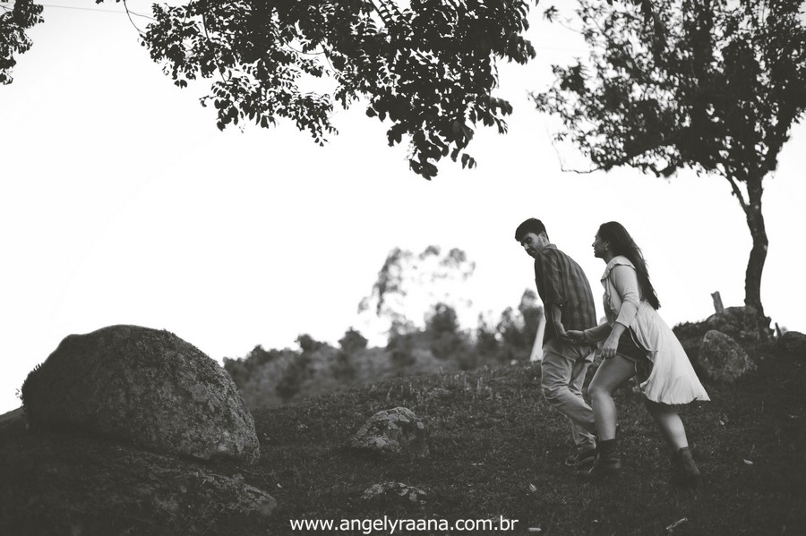 Fotografia de casal e ensaio de noivos e pre wedding no estilo folk rustico no fim da tarde em Maricá - Rj no estilo fotojornalismo com fotos naturais no lago