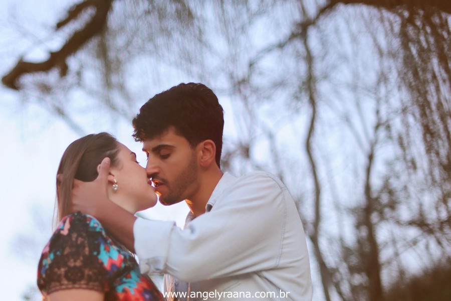 Fotografia de casal e ensaio de noivos e pre wedding no estilo folk rustico no fim da tarde em Maricá - Rj no estilo fotojornalismo com fotos naturais no lago