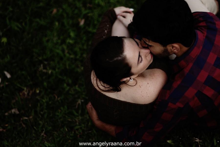 Fotografia de casal e ensaio de noivos e pre wedding no estilo folk rustico no fim da tarde em Maricá - Rj no estilo fotojornalismo com fotos naturais