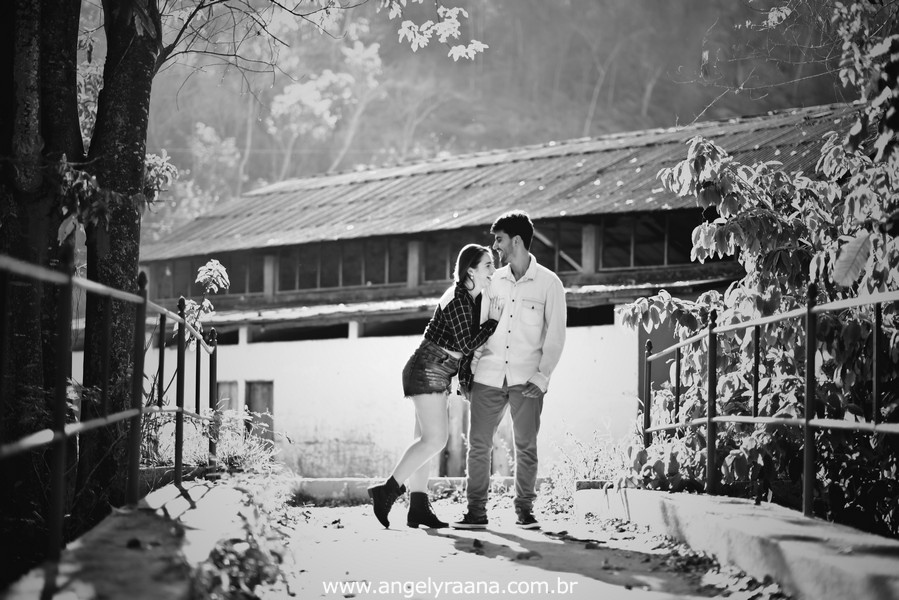 Fotografia de casal e ensaio de noivos e pre wedding no estilo folk rustico no fim da tarde em Maricá - Rj no estilo fotojornalismo