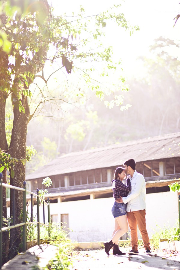 Fotografia de casal e ensaio de noivos e pre wedding no estilo folk rustico no fim da tarde em Maricá - Rj no estilo fotojornalismo
