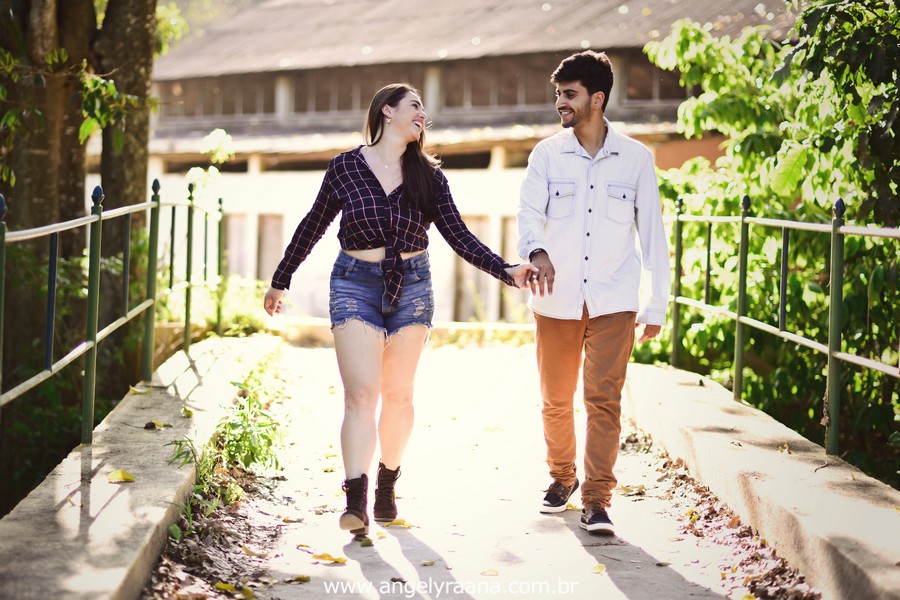 Fotografia de casal e ensaio de noivos e pre wedding no estilo folk rustico no fim da tarde em Maricá - Rj no estilo fotojornalismo com fotos naturais