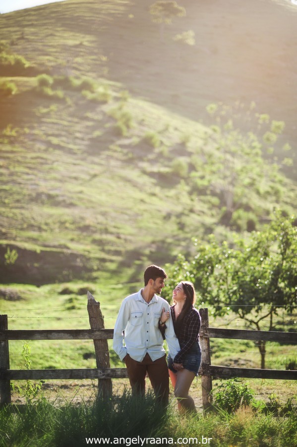 Fotografia de casal e ensaio de noivos e pre wedding no estilo folk rustico no fim da tarde em Maricá - Rj no estilo fotojornalismo com fotos naturais