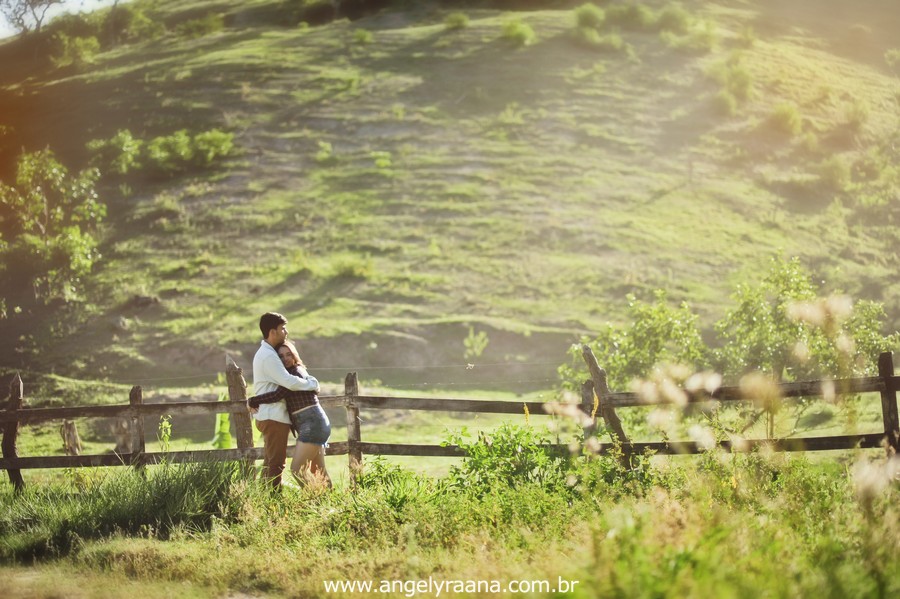Fotografia de casal e ensaio de noivos e pre wedding no estilo folk rustico no fim da tarde em Maricá - Rj no estilo fotojornalismo com fotos naturais no campo