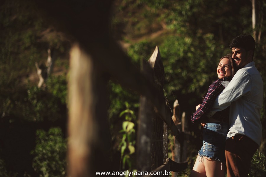 Fotografia de casal e ensaio de noivos e pre wedding no estilo folk rustico no fim da tarde em Maricá - Rj no estilo fotojornalismo com fotos naturais