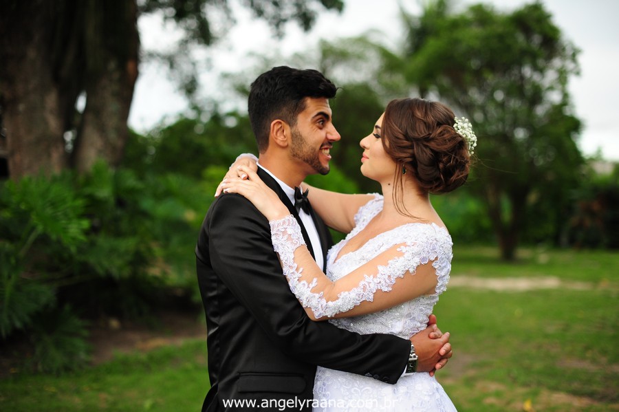 first look dos noivos no jardins do chalé em são gonçalo do casamento estilo diy folk de dia da vivan e thiago