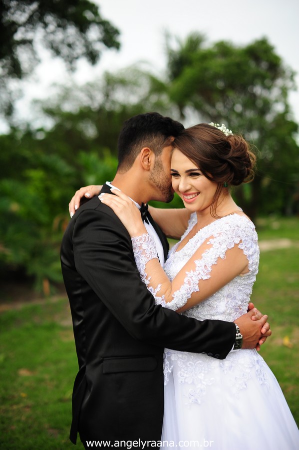 first look dos noivos no jardins do chalé em são gonçalo do casamento estilo diy folk de dia da vivan e thiago