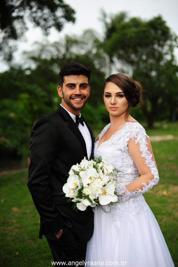 first look dos noivos no jardins do chalé em são gonçalo do casamento estilo diy folk de dia da vivan e thiago