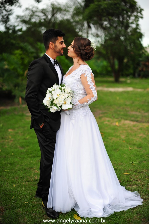 first look dos noivos no jardins do chalé em são gonçalo do casamento estilo diy folk de dia da vivan e thiago