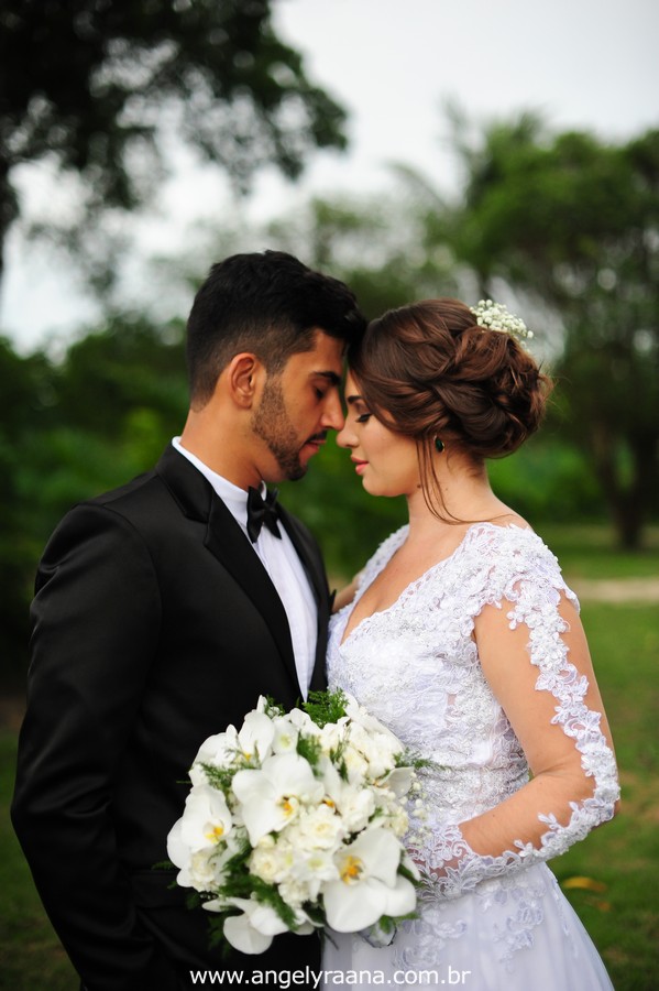 first look dos noivos no jardins do chalé em são gonçalo do casamento estilo diy folk de dia da vivan e thiago