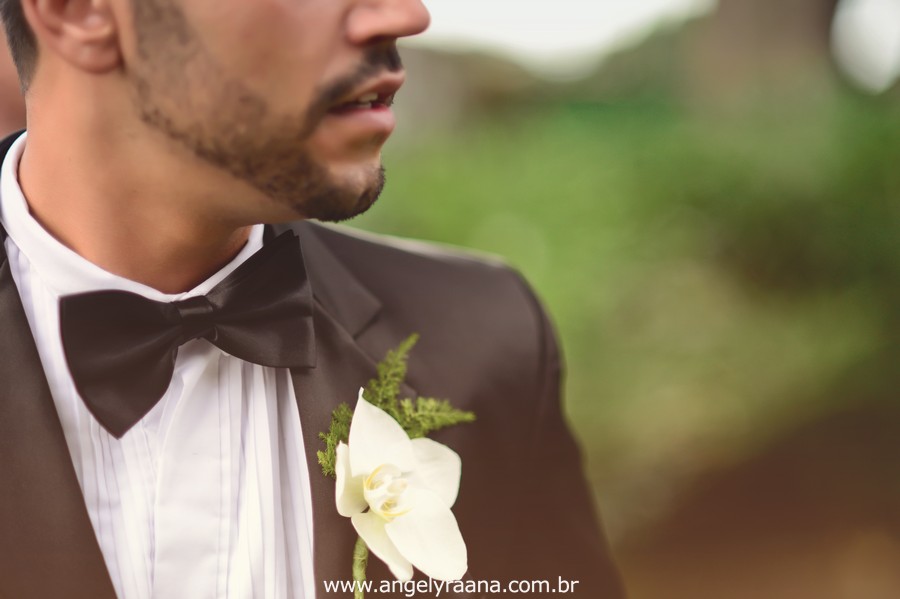 noivo no jardins do chalé em são gonçalo do casamento estilo diy folk de dia da vivan e thiago