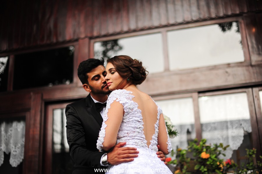 pose de noivos de casamento no jardins do chalé em são gonçalo do casamento estilo diy folk de dia da vivan e thiago