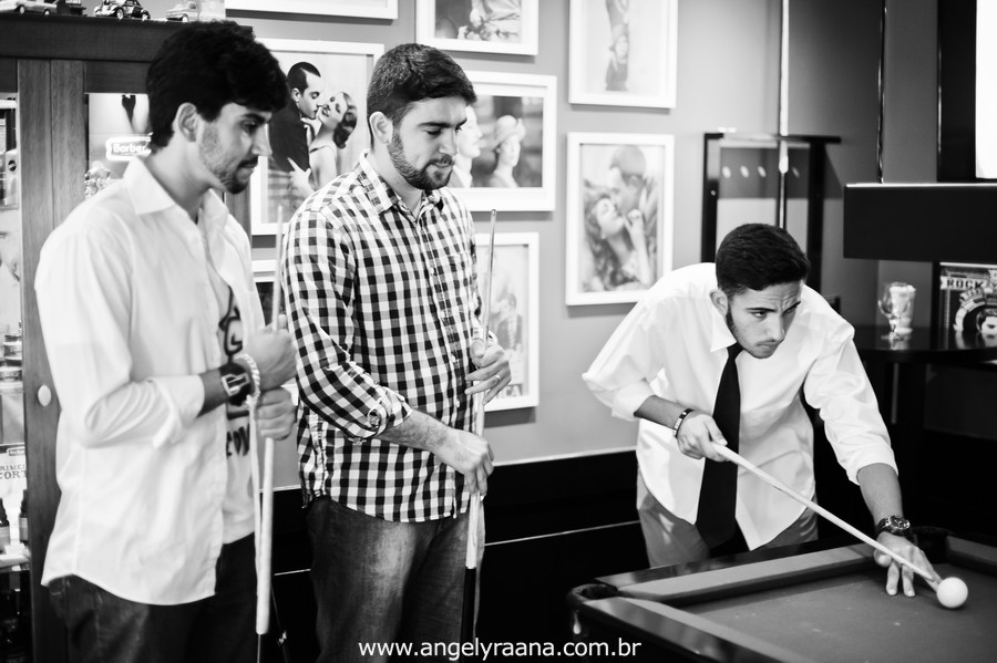 Making off Noivo no barber shop em Niterói -RJ fotografado por angely ráana fotografias na mesa de sinuca