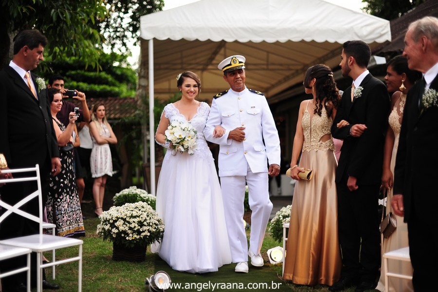 cerimônia de casamento e entrada da noiva no jardins do chalé em são gonçalo do casamento estilo diy folk de dia da vivan e thiago