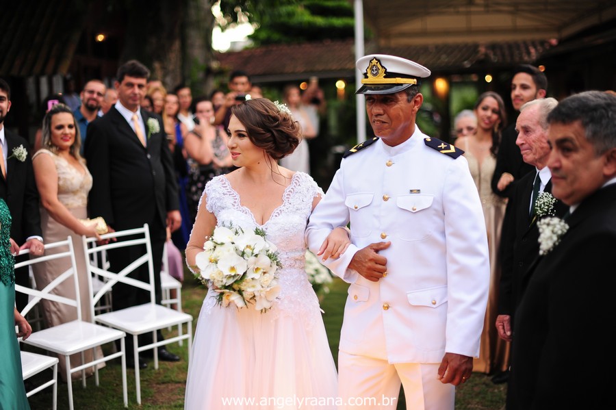 cerimônia de casamento e entrada da noiva no jardins do chalé em são gonçalo do casamento estilo diy folk de dia da vivan e thiago