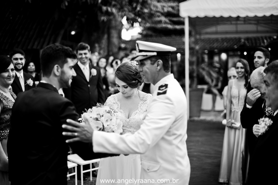cerimônia de casamento e entrada da noiva no jardins do chalé em são gonçalo do casamento estilo diy folk de dia da vivan e thiago
