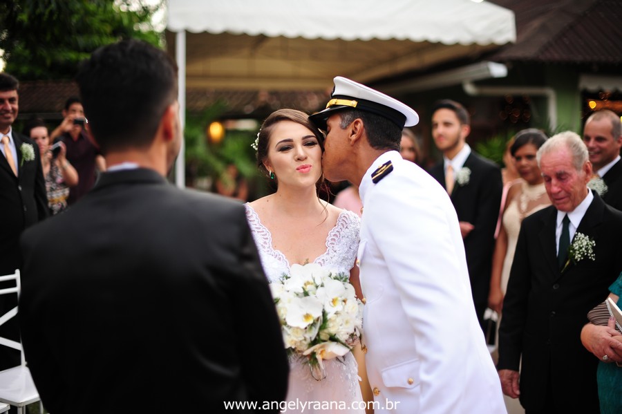 cerimônia de casamento e entrada da noiva no jardins do chalé em são gonçalo do casamento estilo diy folk de dia da vivan e thiago
