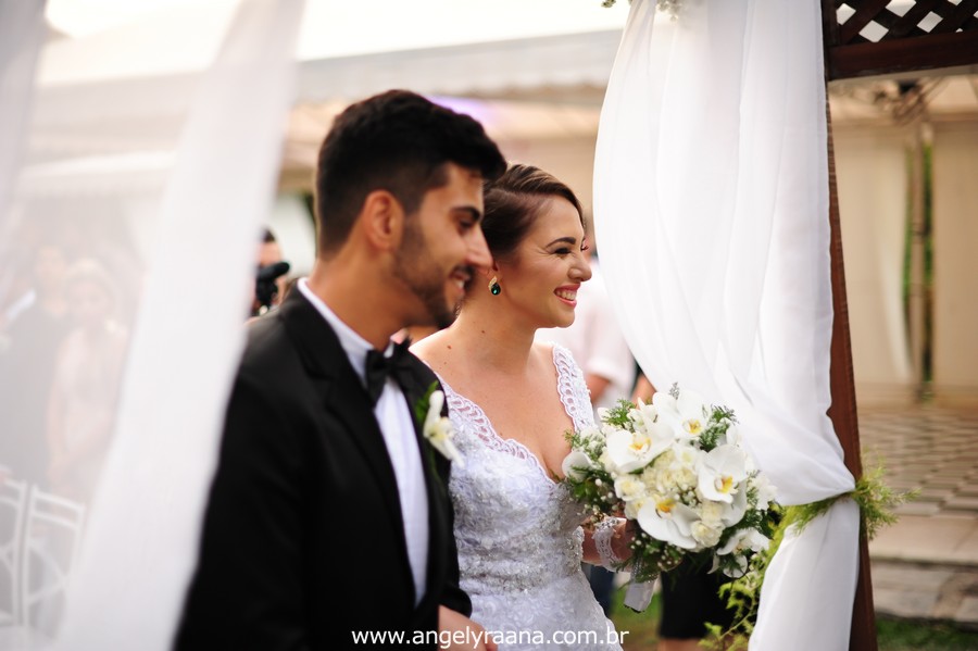 cerimônia de casamento no jardins do chalé em são gonçalo do casamento estilo diy folk de dia da vivan e thiago