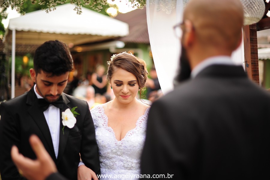 cerimônia de casamento no jardins do chalé em são gonçalo do casamento estilo diy folk de dia da vivan e thiago